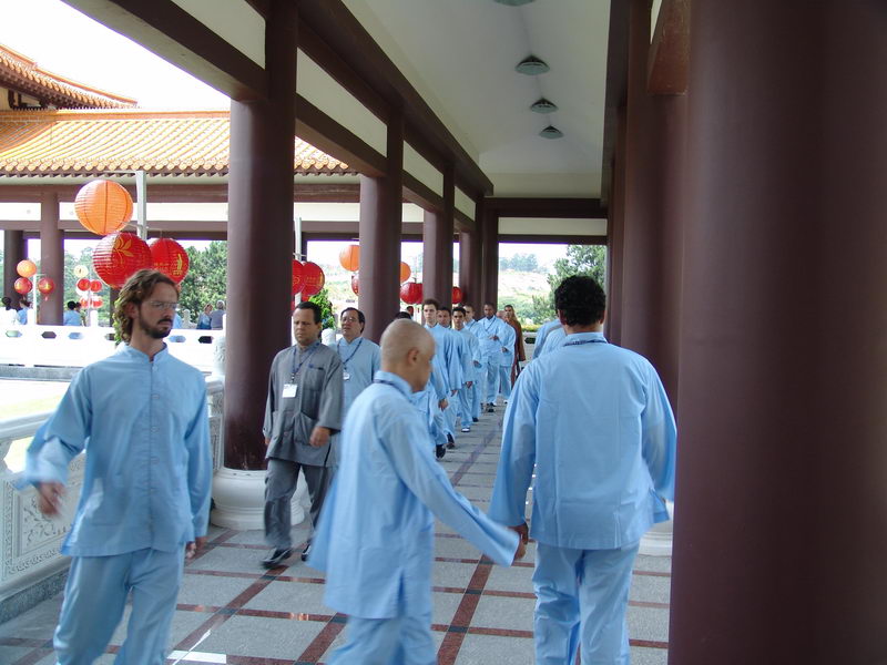 No conheo os detalhes dos rituais, mas uma hora tocou um sino e os funcionrios / monges comearam a marchar em torno do templo